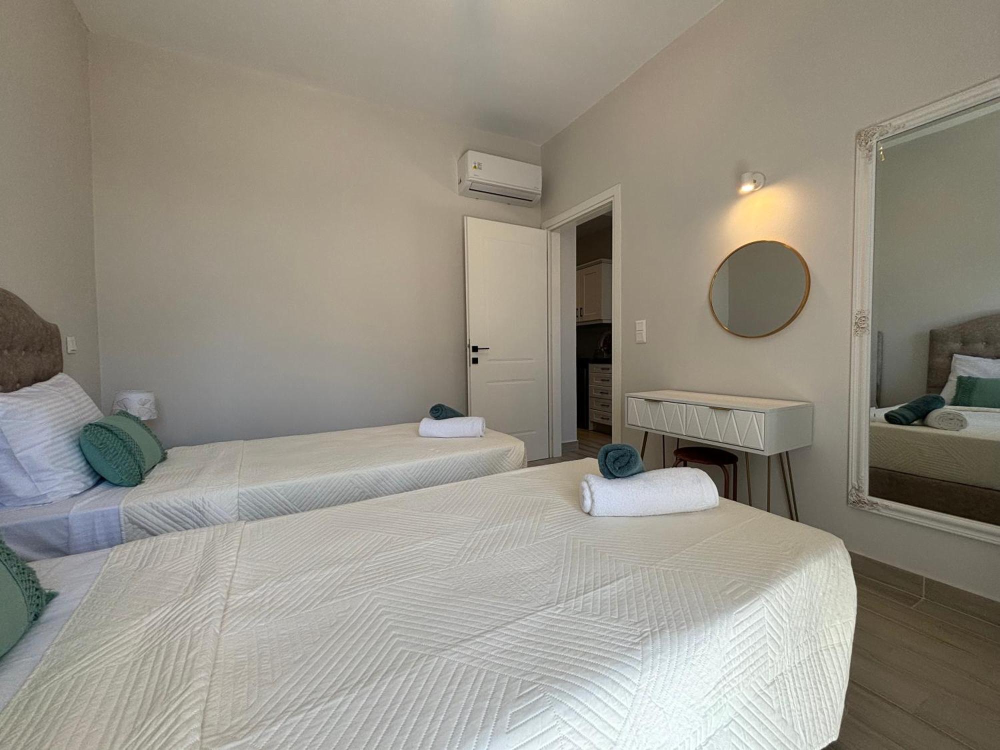 Mayflower Apartments Касиопи Екстериор снимка