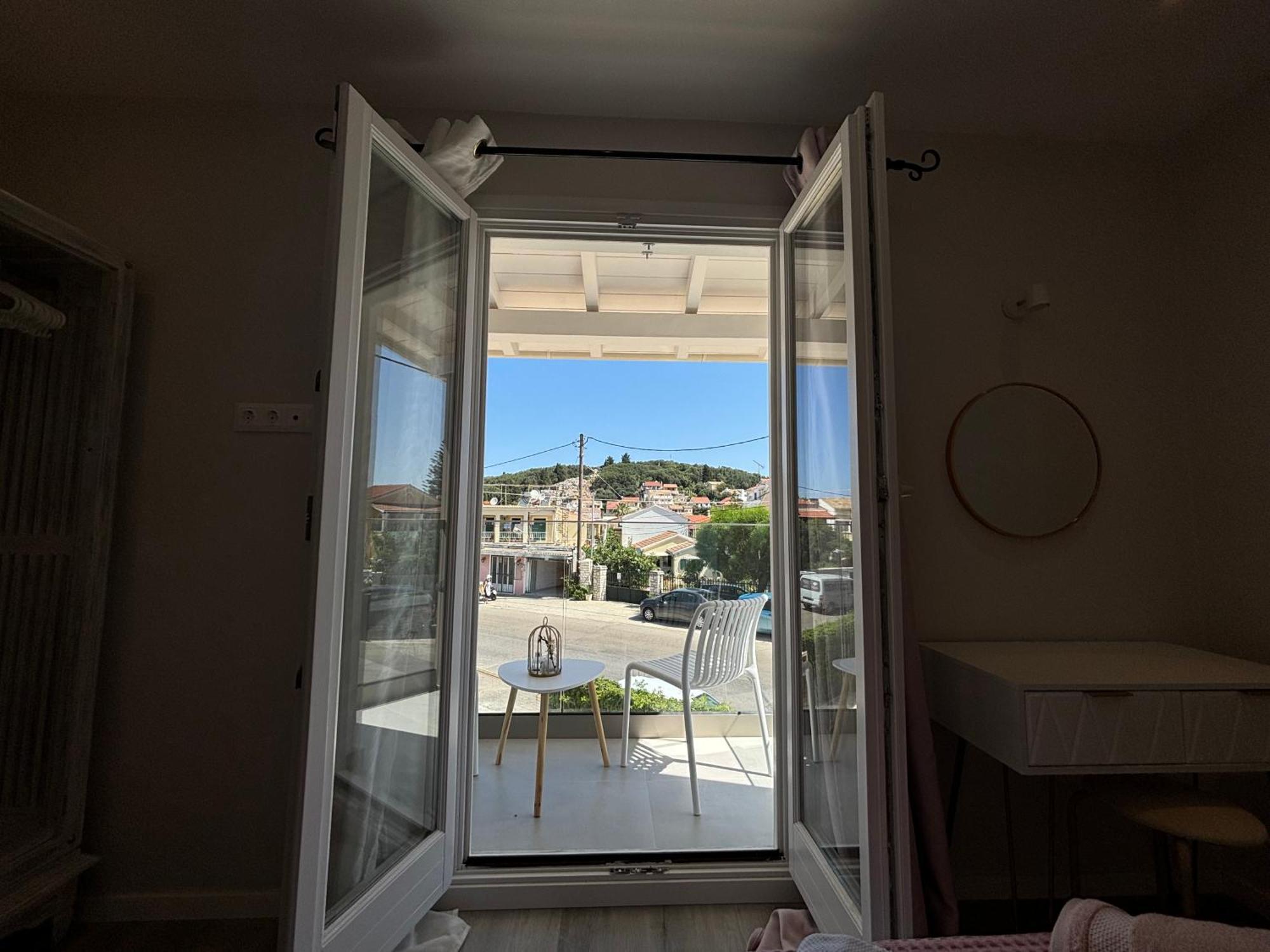Mayflower Apartments Касиопи Екстериор снимка
