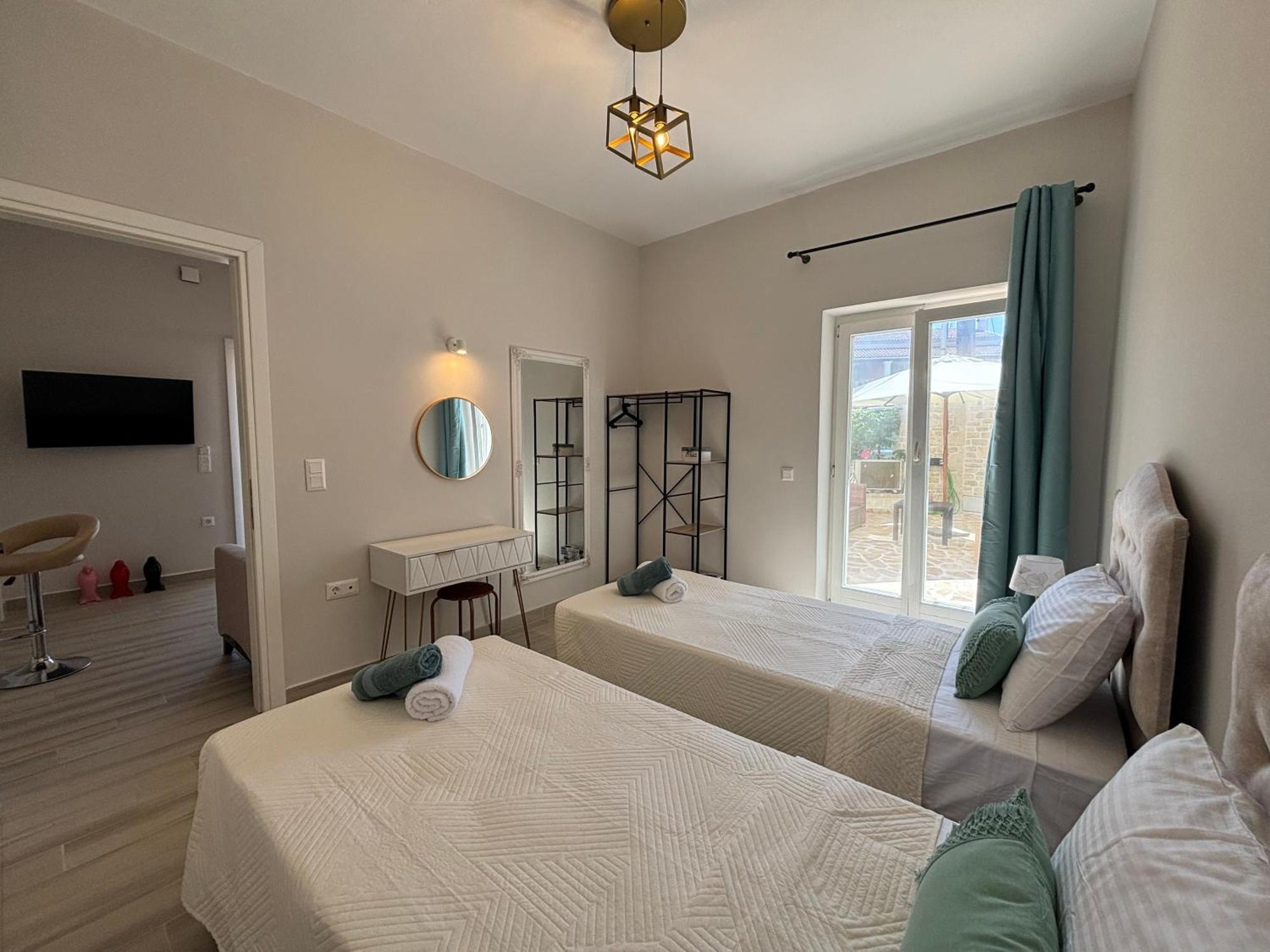 Mayflower Apartments Касиопи Екстериор снимка