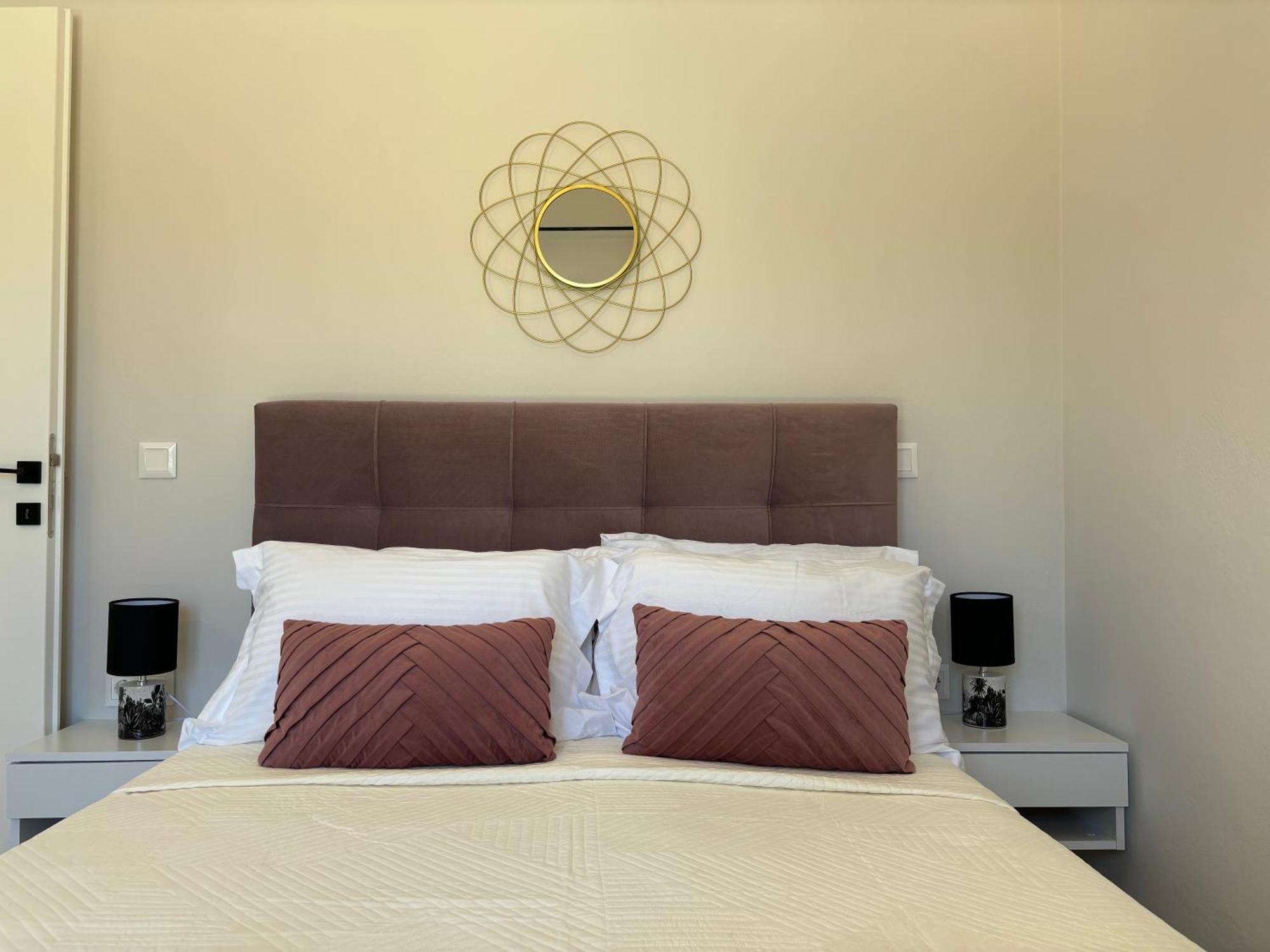Mayflower Apartments Касиопи Екстериор снимка